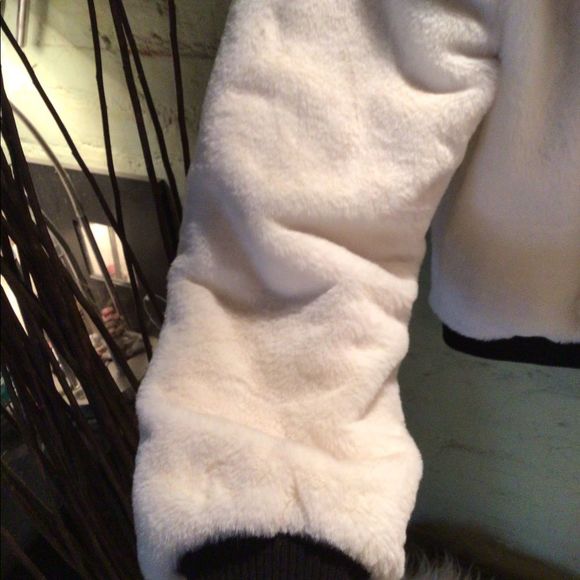 RARE💕💕WILDFOX faux fur bomber jacket - Picture 4 of 6